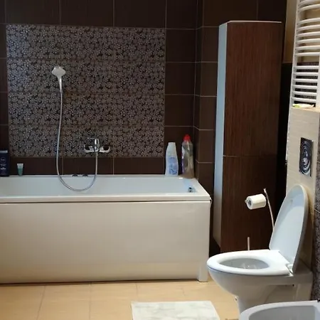 Dom Na Kaszubach Nad Jeziorem Gowidlinskim - Caloroczny Suleczyno