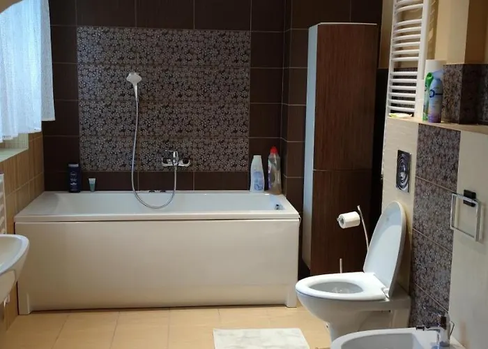 Dom Na Kaszubach Nad Jeziorem Gowidlinskim - Caloroczny Suleczyno